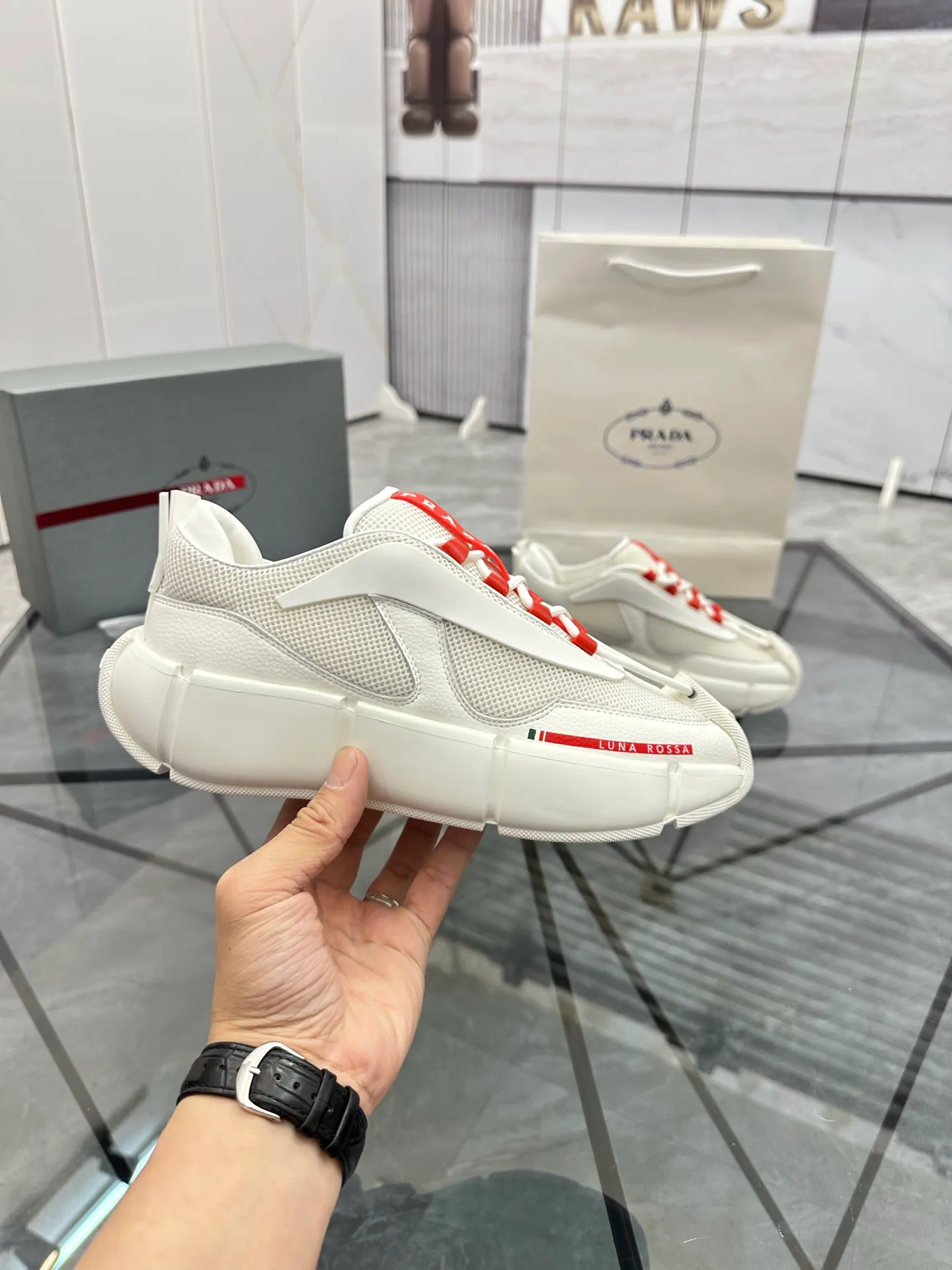 Men's shoes: 💰P500¥ High-end, complete package Product trademark: Prada *"Prada*" low-top casual shoes Regular size: 38-44 (can be customized to 45.46) Couple style Product materials: Upper imported cowhide stitched with original fabric, sheepskin lining, original outsole. Number: 846